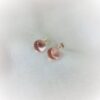clous d'oreilles rose lumière LouPi Verre Les Perles du Golfe du Morbihan