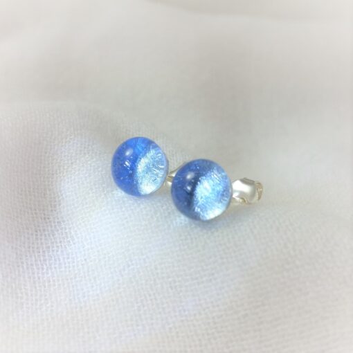 clous d'oreilles bleu lumière LouPi Verre Les Perles du Golfe du Morbihan