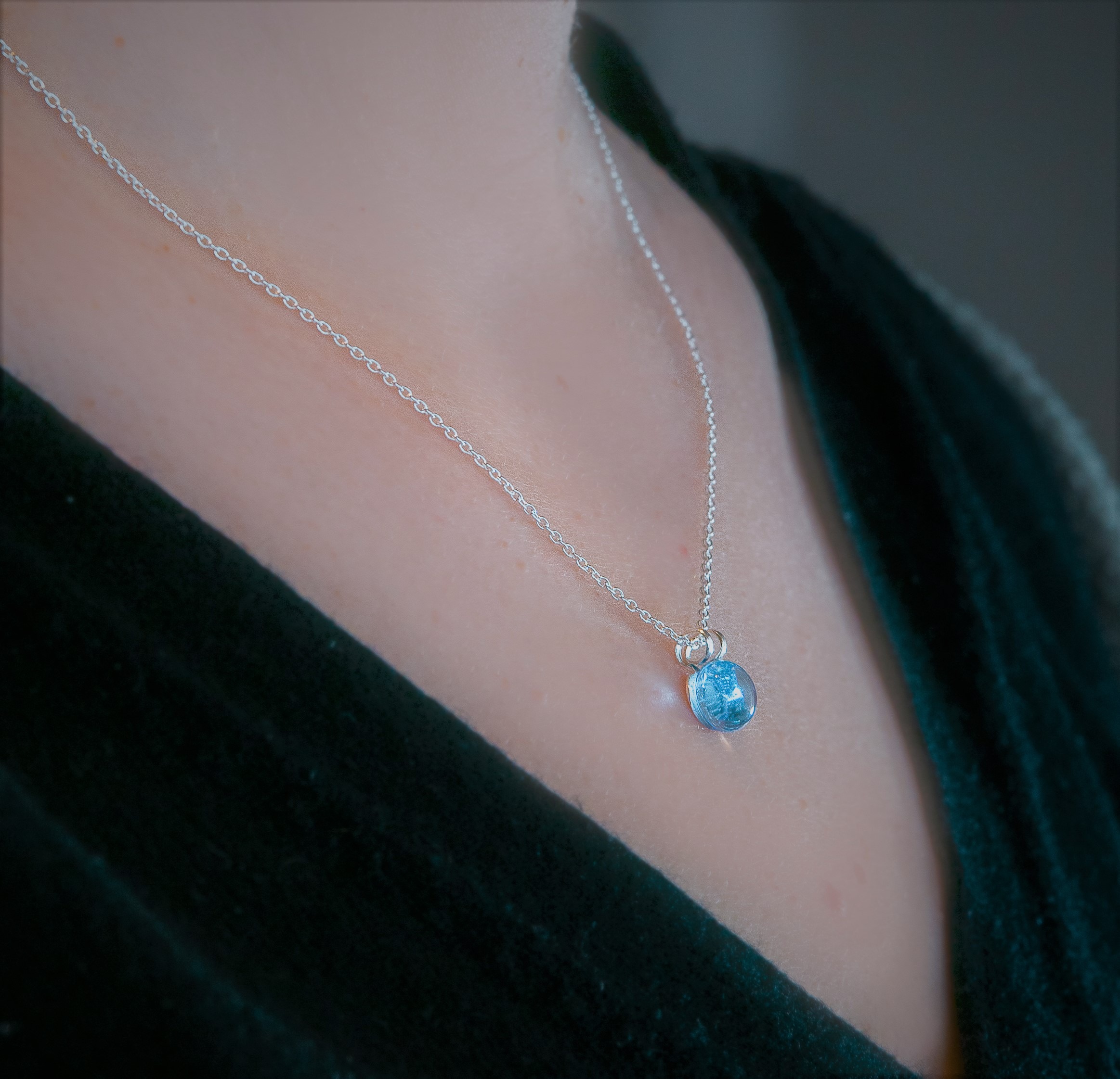 Collier Perles De Verre Bleu Marine/Clair - 56cm | Bijou Décontracté à Fermoir Bouton
