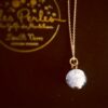 Magnifique perle de verre façonnée à la main dans le feu au sein de mon atelier, montée sur un collier en Argent 925 doré à l'or fin.