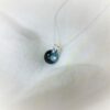 Magnifique perle de verre façonnée à la main dans le feu au sein de mon atelier, montée sur un collier en Argent 925.