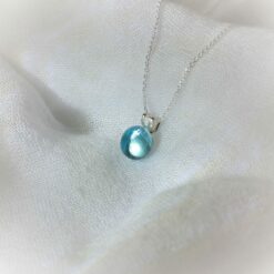 Magnifique perle de verre façonnée à la main dans le feu au sein de mon atelier, montée sur un collier en Argent 925.