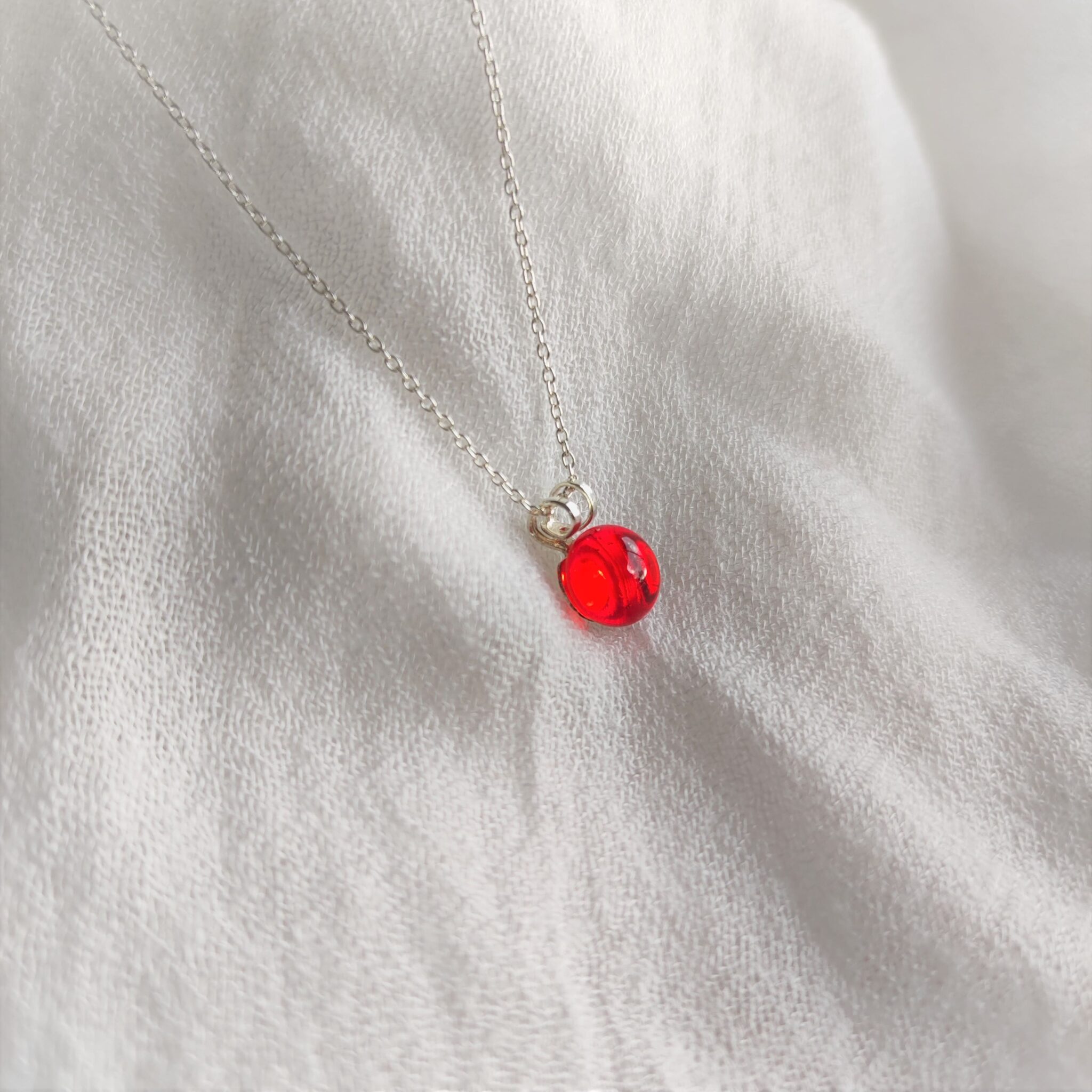 Collier perle rouge lumière - Loupiverre