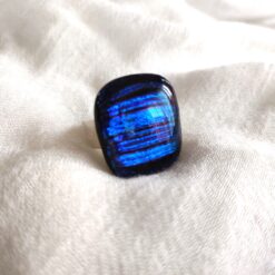 Magnifique bague dont le verre est fabriqué à la main au sein de mon atelier, montée sur une bague légèrement réglable en Argent 925.