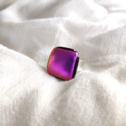 Magnifique bague dont le verre est fabriqué à la main au sein de mon atelier, montée sur une bague légèrement réglable en Argent 925.