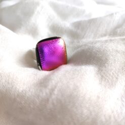 Magnifique bague dont le verre est fabriqué à la main au sein de mon atelier, montée sur une bague légèrement réglable en Argent 925.