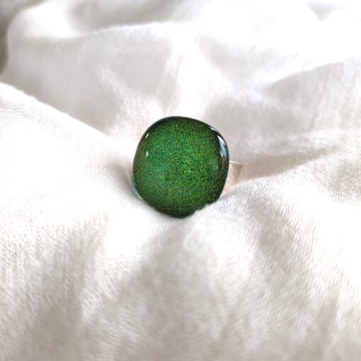 Magnifique bague dont le verre est fabriqué à la main au sein de mon atelier, montée sur une bague légèrement réglable en Argent 925.