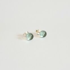 Clous oreilles gris lumière atelier LouPi Verre les Perles du Golfe du Morbihan