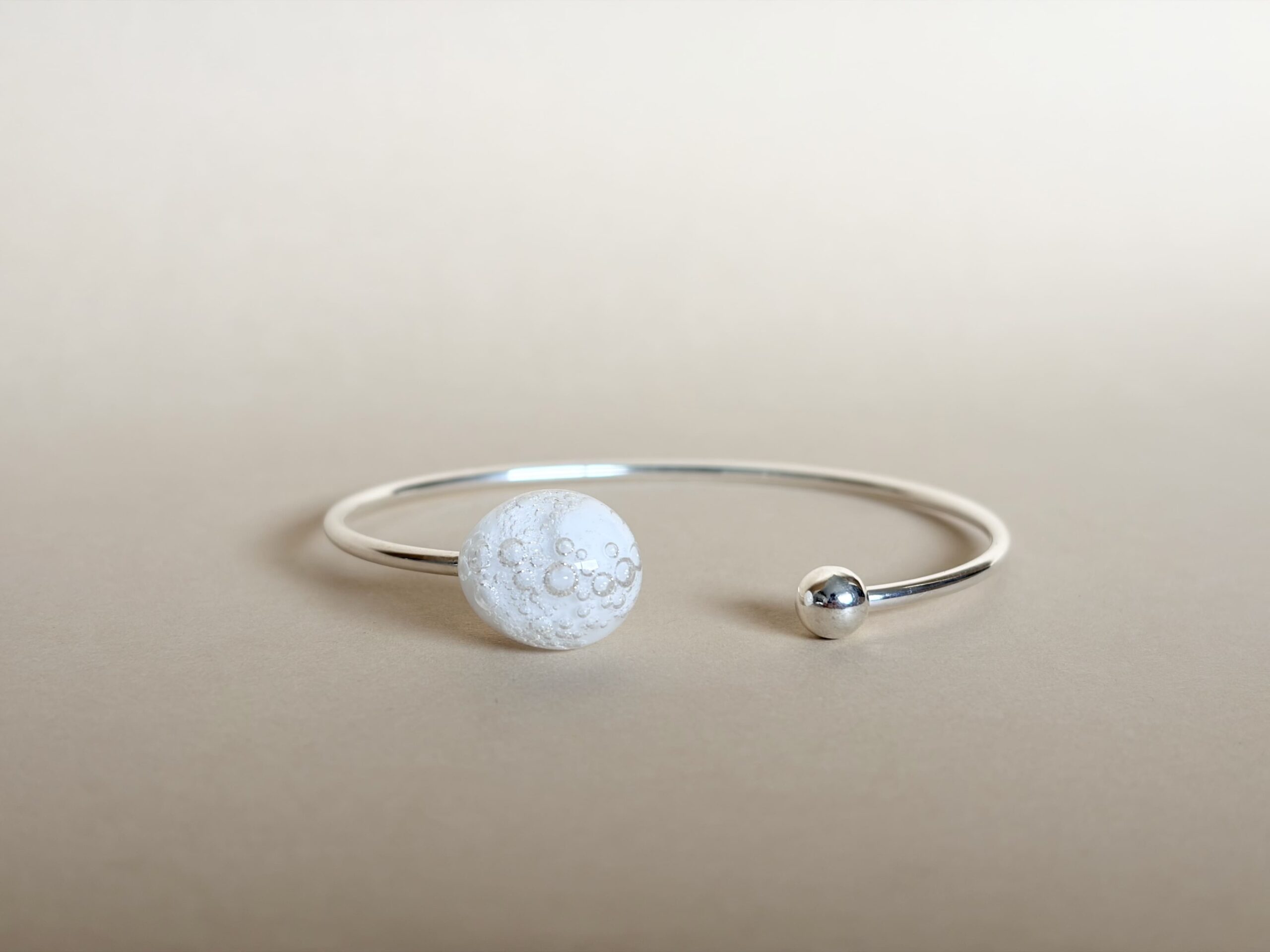 Bracelet Ile aux Moines blanc Les Perles du Golfe du Morbihan Atelier LouPi Verre